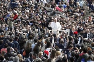 Pope Francis waves faithful during the Palm Sunday Mass in Saint Peter's Square at the Vatican City, 20 March 2016. ANSA/GIUSEPPE LAMI