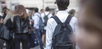 Scuola, in Italia l’ascensore sociale è fermo: più è basso il livello di istruzione dei genitori più i figli rinunciano all’università