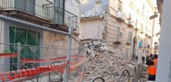Crolla un palazzo già evacuato a Casoria. Le cause: cavità e reti idriche vetuste