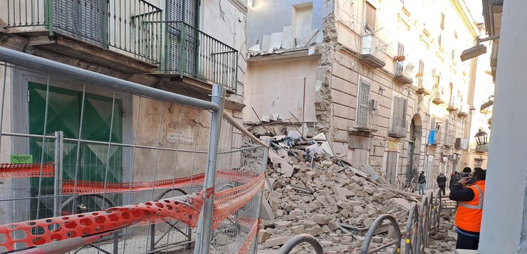 Crolla un palazzo già evacuato a Casoria. Le cause: cavità e reti idriche vetuste