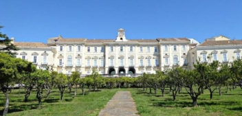 Mercoledì 17 dicembre alle 17 si inaugura a portici il ‘Mercatino’ di Natale in Reggia. Il primo appuntamento è con Riccardo Scamarcio nella Sala Cinese.