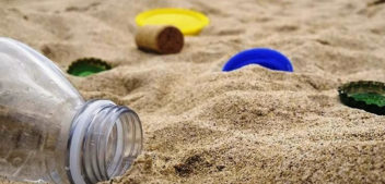 Plastica e mozziconi sulle spiagge: in Campania è emergenza. Riparte la campagna di raccolta